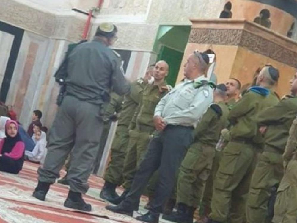İsrail askerlerinden camide skandal görüntüler