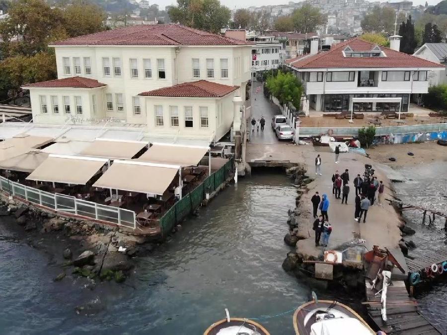 Çengelköy'e dökülen Bekar Deresi'nden gelen koku ürkütüyor