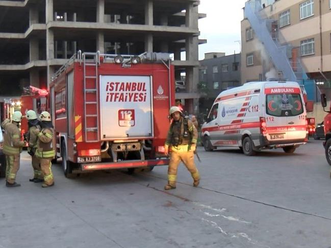 Zeytinburnu'nda inşaattaki paletler yandı, itfaiye yoğun trafikten güçlükle ulaşabildi