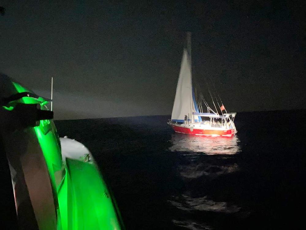 Yelkenli teknede 26 göçmen yakalandı