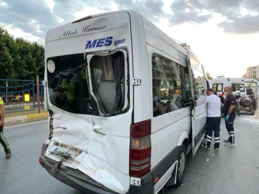 Otobüsle minibüs çarpıştı: 20 kişi hafif yaralandı