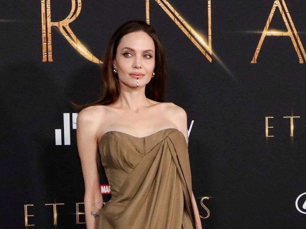 Angelina Jolie, çenesine taktığı mücevher ile olay oldu