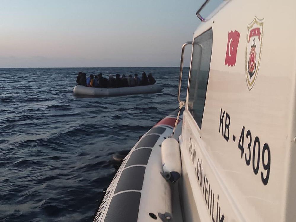 Yunanistan'ın ölüme terk ettiği 25 göçmen kurtarıldı