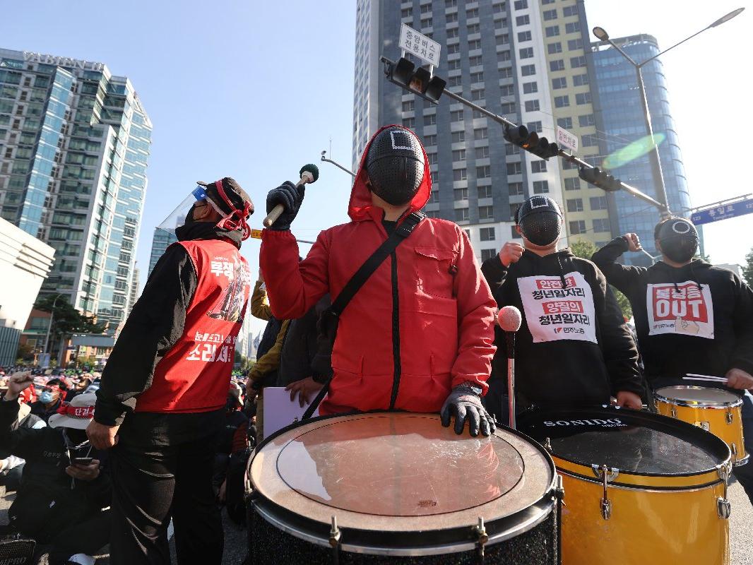 Güney Kore'de Squid Game protestolarda da başrolde