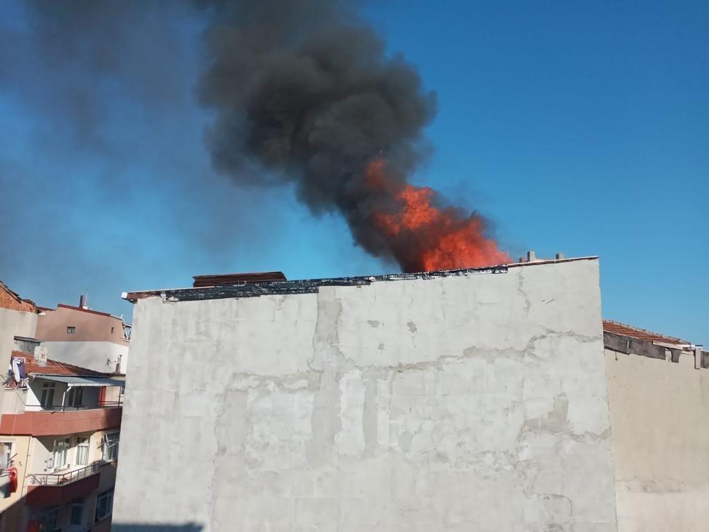 Bahçelievler'de binanın çatısında çıkan yangın paniğe neden oldu