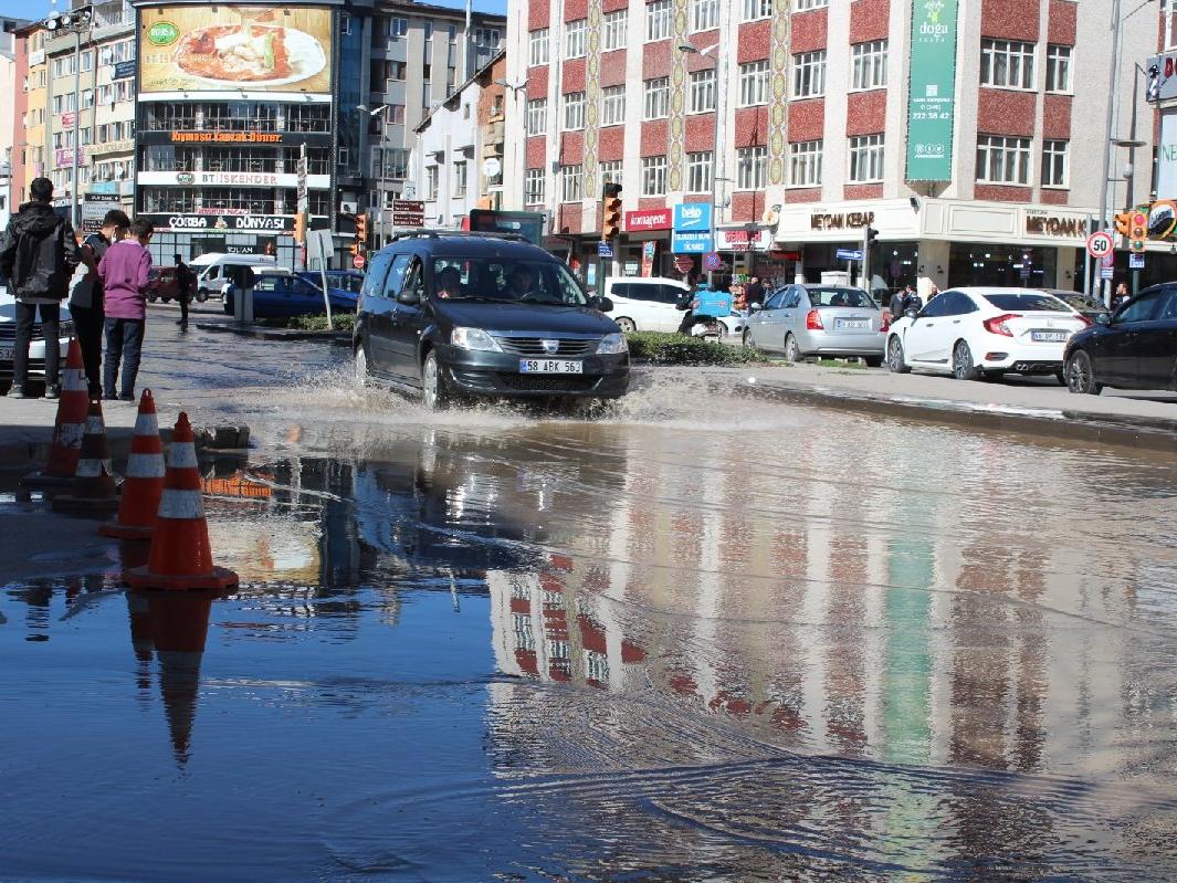 Sivas'ta su basan caddeden geçenler zor anlar yaşadı