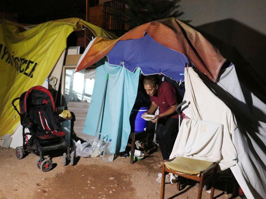 7 kişilik aile 2.5 aydır boş araziye kurdukları çadırda yaşıyor