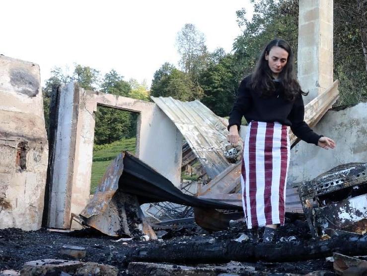 Çevreci ressam Gökçe Erhan, yanan evinde gözyaşıyla eşyalarını aradı