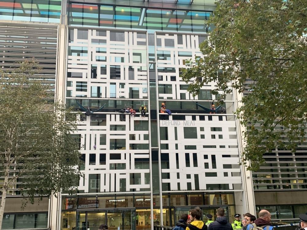 İngiltere’de iklim aktivistleri İçişleri Bakanlığı binasına tırmandı