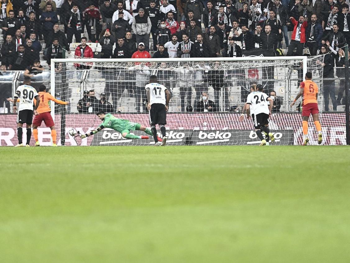 Beşiktaş-Galatasaray maçında penaltı tartışması! Ersin kurtardı ama...