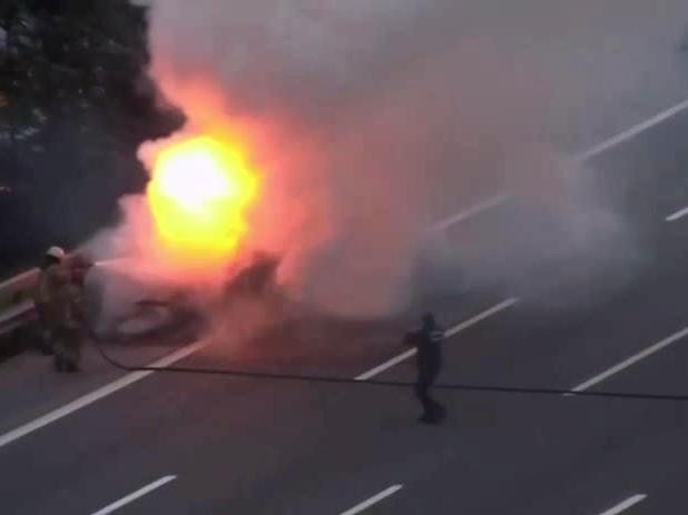 TEM’de otomobil alev alev yandı, trafik kilitlendi