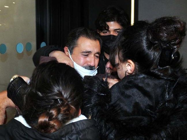 Tahliye olan müzisyenler İstanbul'da gözyaşlarıyla karşılandı