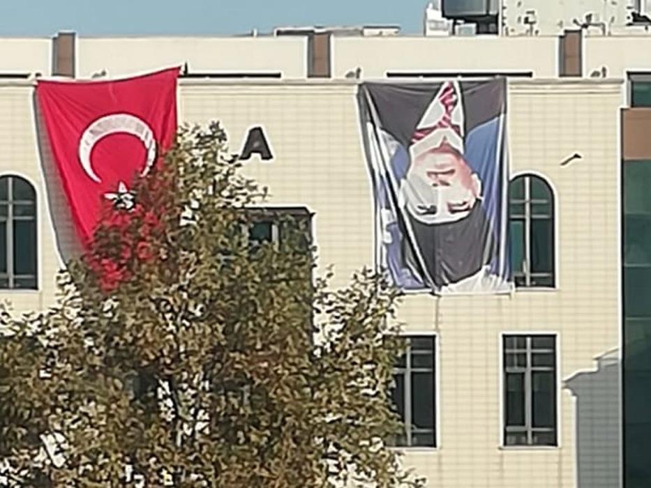 Üniversite Atatürk'ün posterini ters astı, tepki yağdı