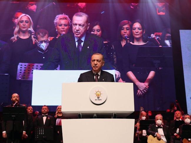 Erdoğan'a taş plak hediye edildi, kitaplarını imzaladı