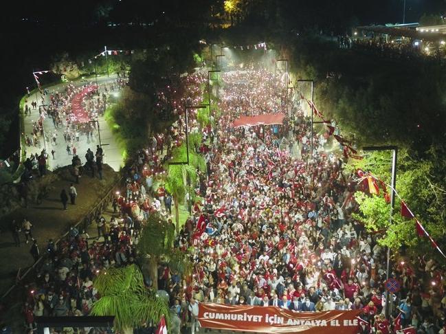 Antalya'da binlerce kişi fener alayında buluştu