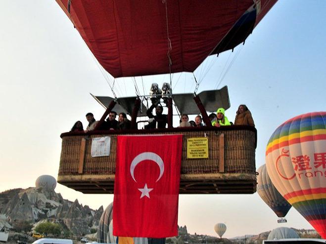 Balonlar Türk bayrakları ve Atatürk posterleri ile uçtu