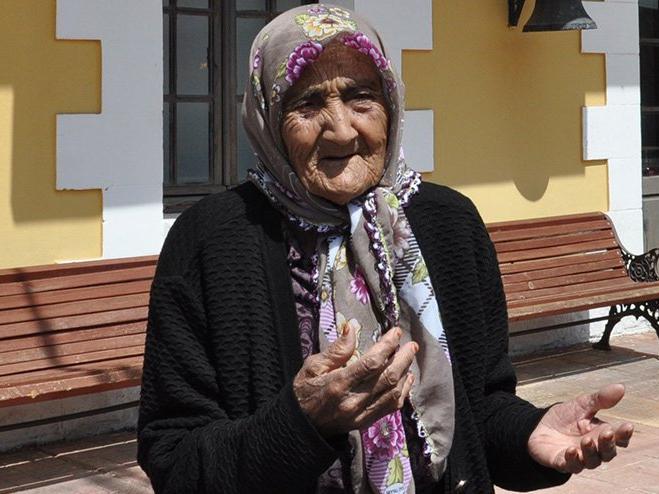 111 yaşındaki Fatma Tıraş: Boyum yetmeyince taşın üzerine çıkıp Atatürk'ü gördüm