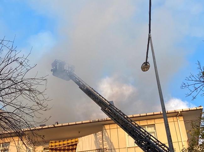 Ümraniye'de üç katlı binanın çatısında yangın 