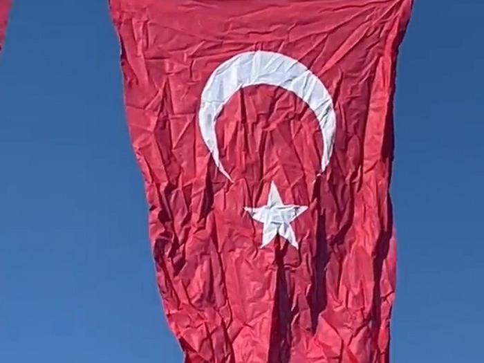 AKP'li belediye Cumhuriyet Bayramı'nda kırışık bayrakları caddelere astı, vatandaş isyan etti