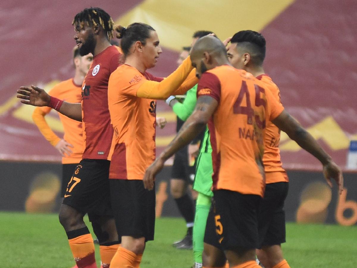 Galatasaray'da üç imza birden