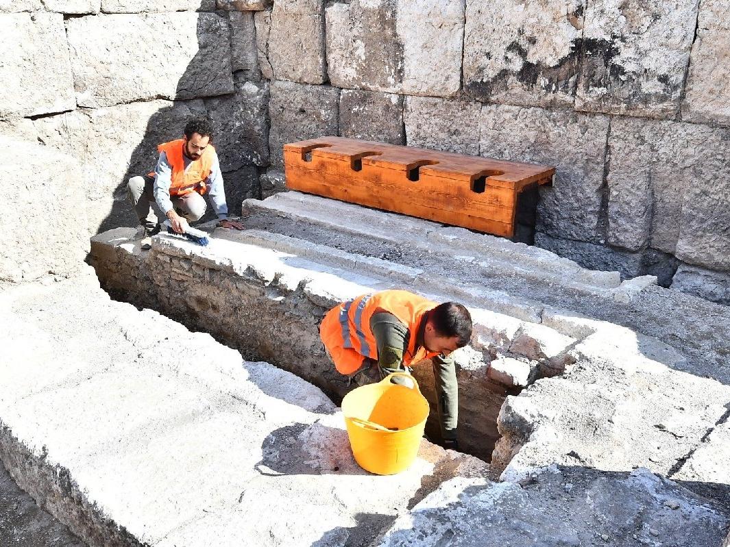 Antik tiyatro kulisinde ilk antik tuvalet bulundu