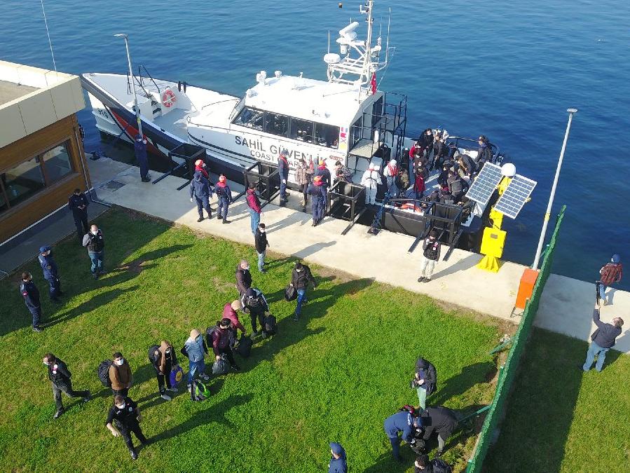 Şile açıklarında teknede 40 kaçak göçmen yakalandı 