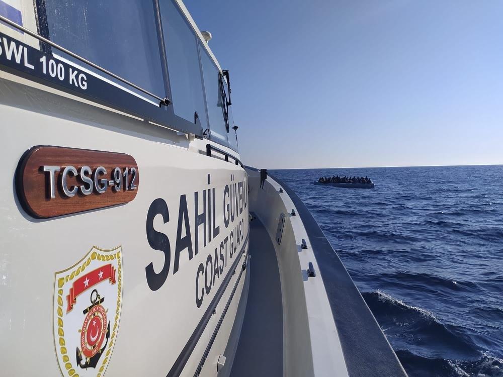 Yunanistan'ın Türk sularına ittiği 89 göçmen kurtarıldı