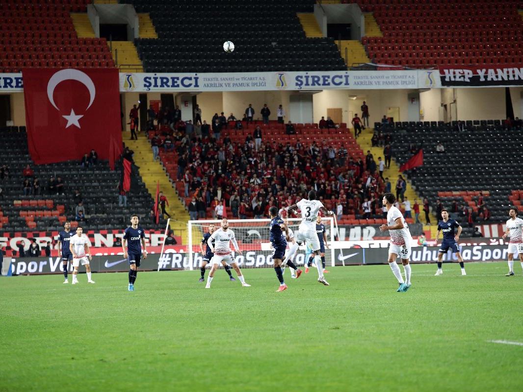 Maç bitti sanıp soyunma odasına gittiler... Gaziantep - Kasımpaşa maçında skandal!