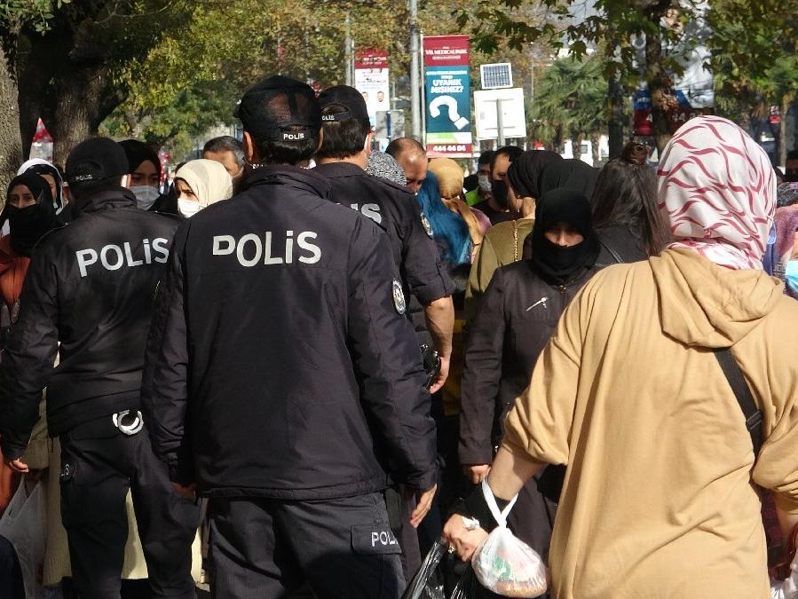 Bursa'da indirim izdihamı! Polis müdahale etti