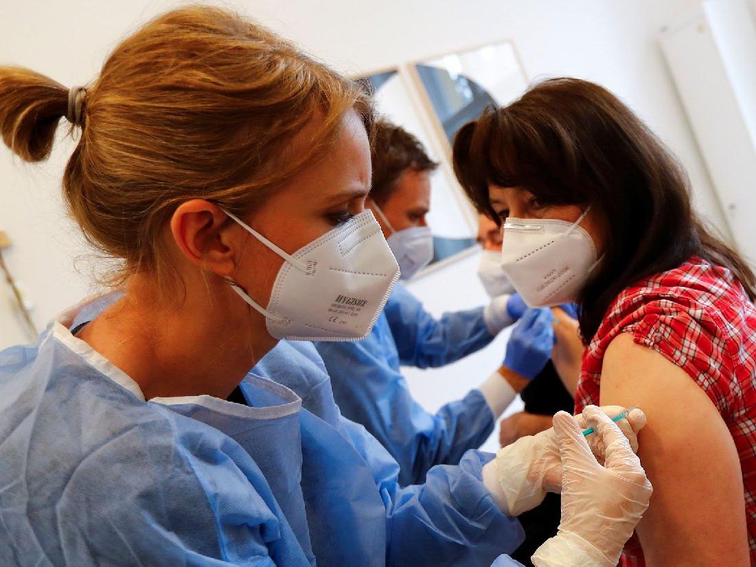 Oxford uzmanından üçüncü doz aşı yorumu: Pandemiyi endemiye çevirir