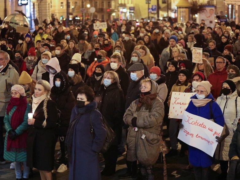 Polonya'da binlerce insan kürtaj hakkı engellenen kadın için sokağa çıktı