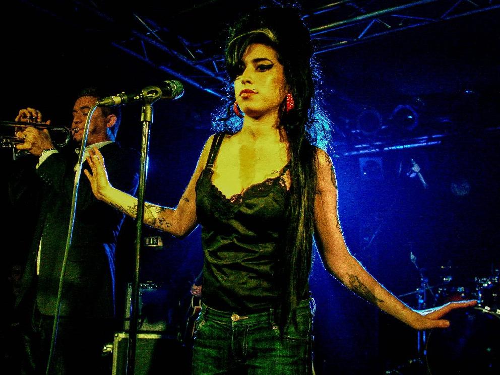 Amy Winehouse'un elbisesi 243 bin dolara satıldı