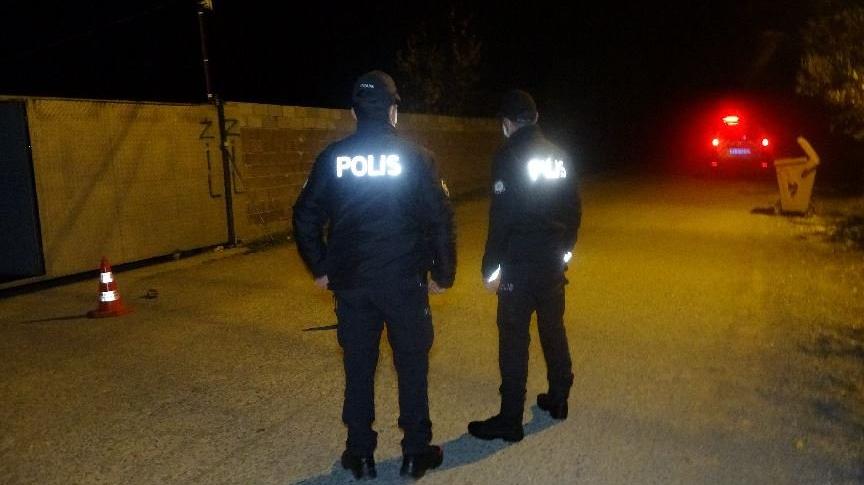 Ev arkadaşını defalarca bıçaklayıp polise teslim oldu