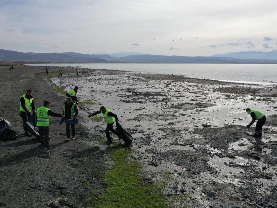 Van Gölü'nde sular metrelerce çekildi, 40 ton çöp toplandı