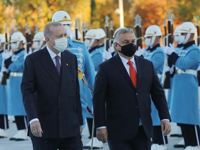 Macaristan Başbakanı, Türkiye'ye ait tarihi eserleri iade etti