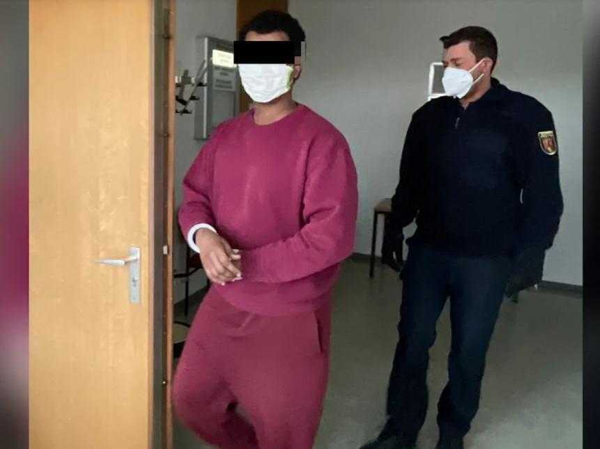 Tecavüzcüyü 102 bin euroluk jetle sınır dışı ettiler