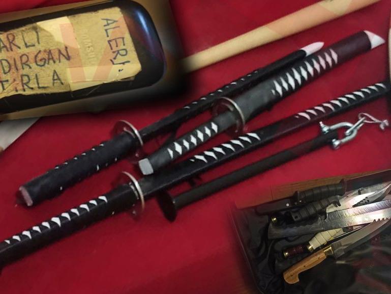 Saldırganın samuray kılıç koleksiyonu ortaya çıktı