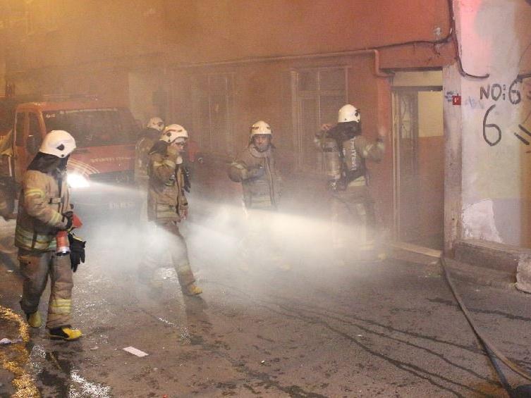 Ev sahibi ile tartışan Suriyeliler, iki evi ateşe verdi