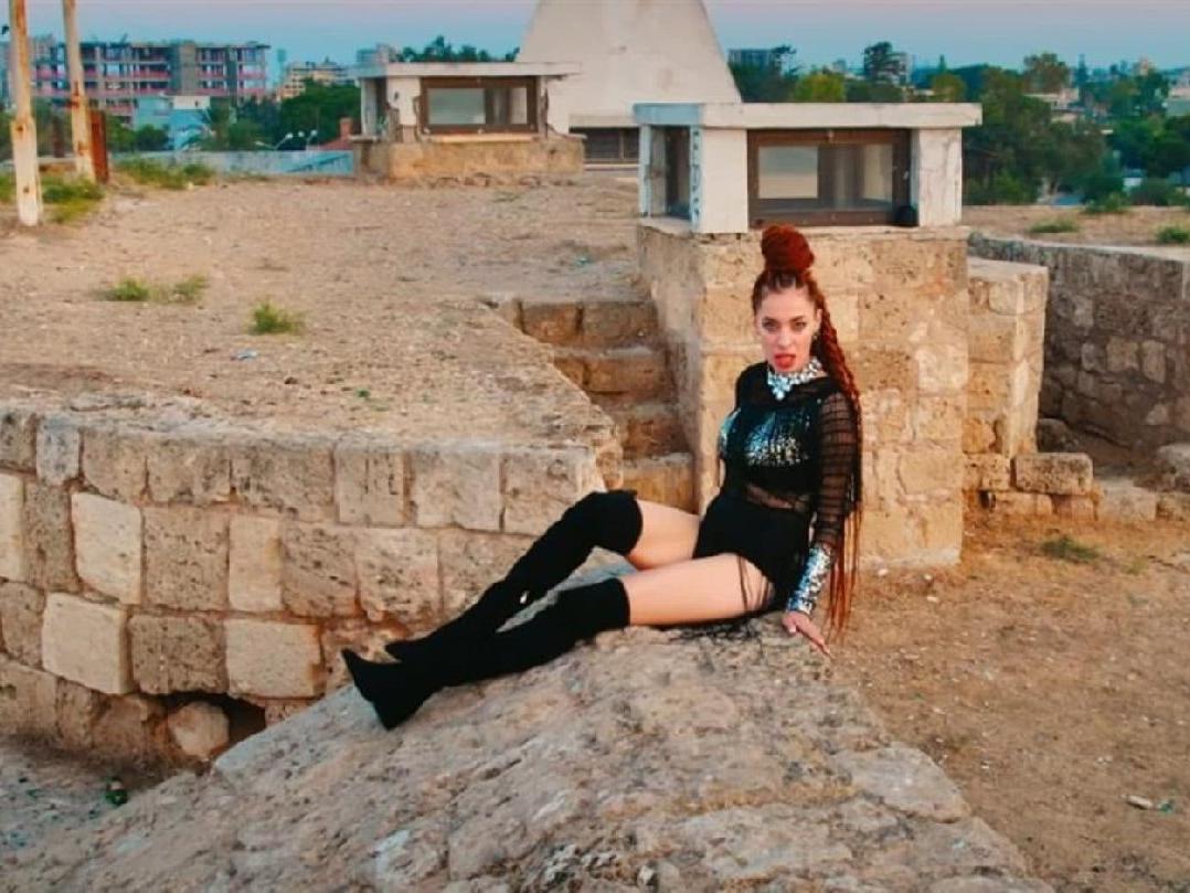 Kıbrıslı şarkıcı Nihayet'ten Rumları kızdıran klip