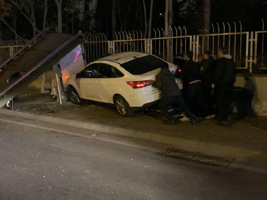 İstanbul'da feci kaza! Otomobil otobüs durağına daldı: 1 ölü 2 yaralı