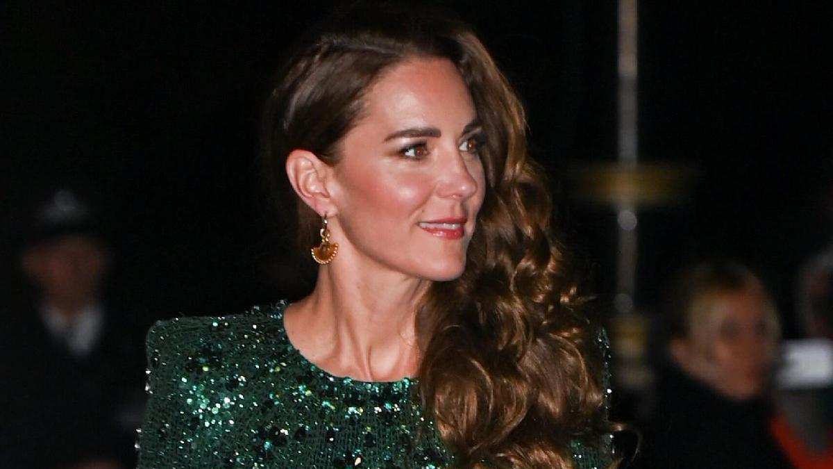 Cambridge Düşesi iki yıl önce giydiği elbiseyle kameralar karşısında