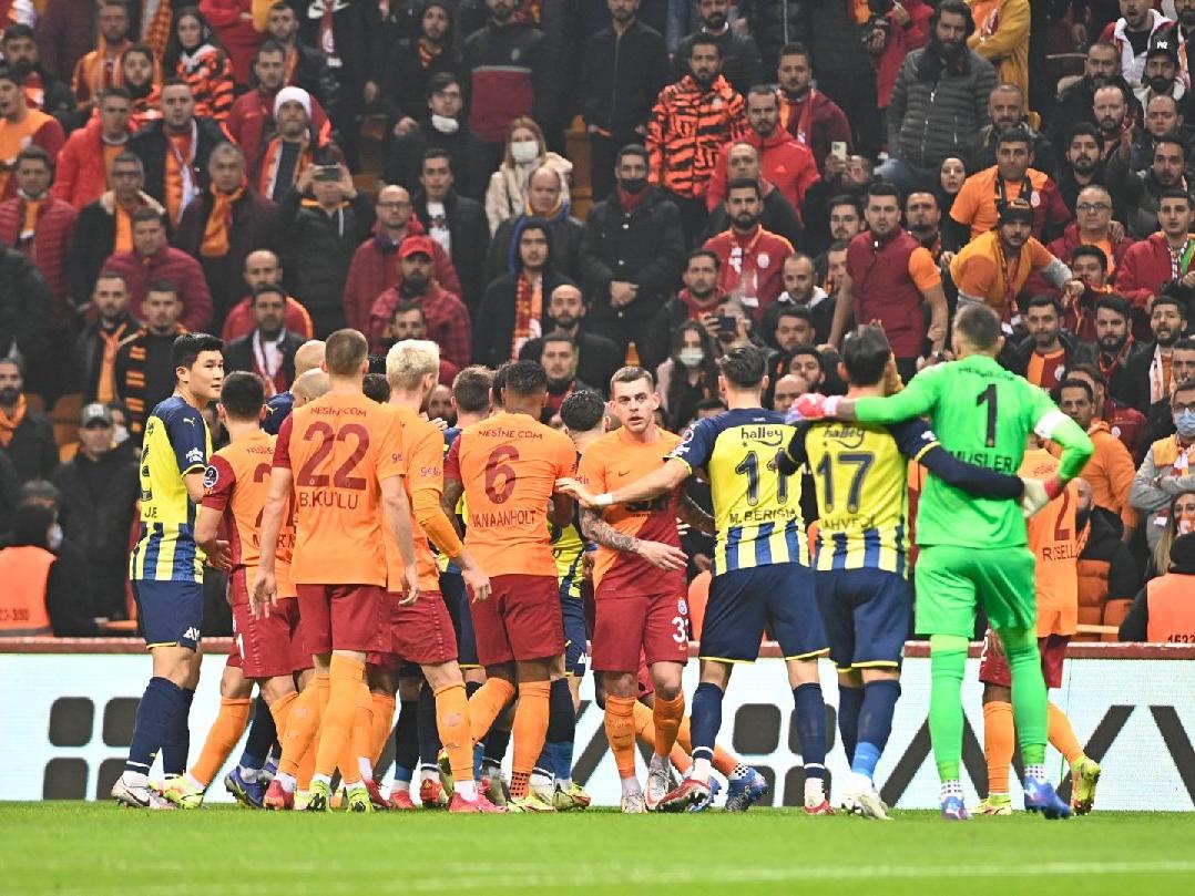 Galatasaray Fenerbahçe derbisinde gerginlik! Metal çakmak atıldı