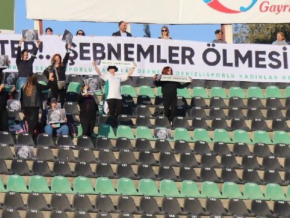 Denizlispor maçında kadın cinayetine tepki için pankart