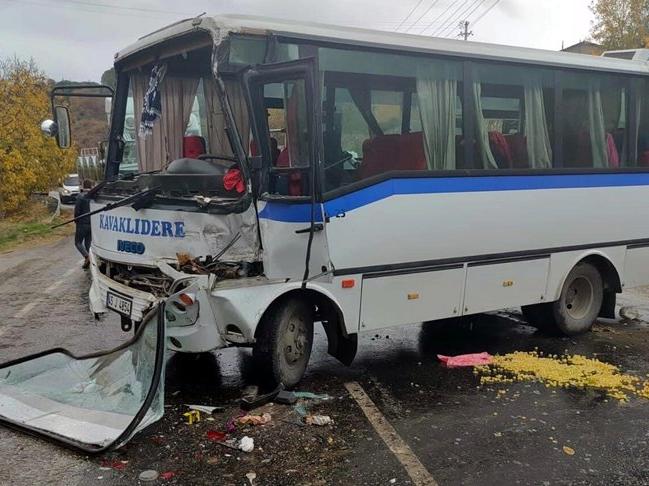 Manisa'da işçi servis midibüsü kamyona çarptı: 7 yaralı