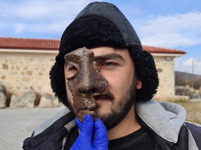Antik kentteki kazıda, Roma askerlerinin kullandığı demir maske bulundu
