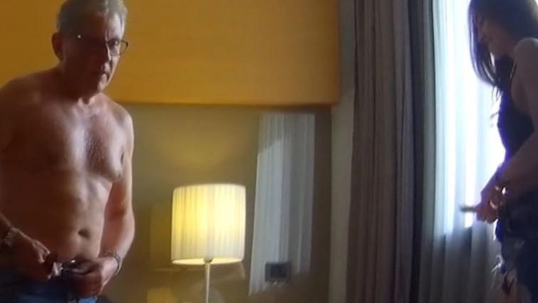 Jinekoloğun mide bulandıran tedavi yöntemi: Tecavüz etmiş