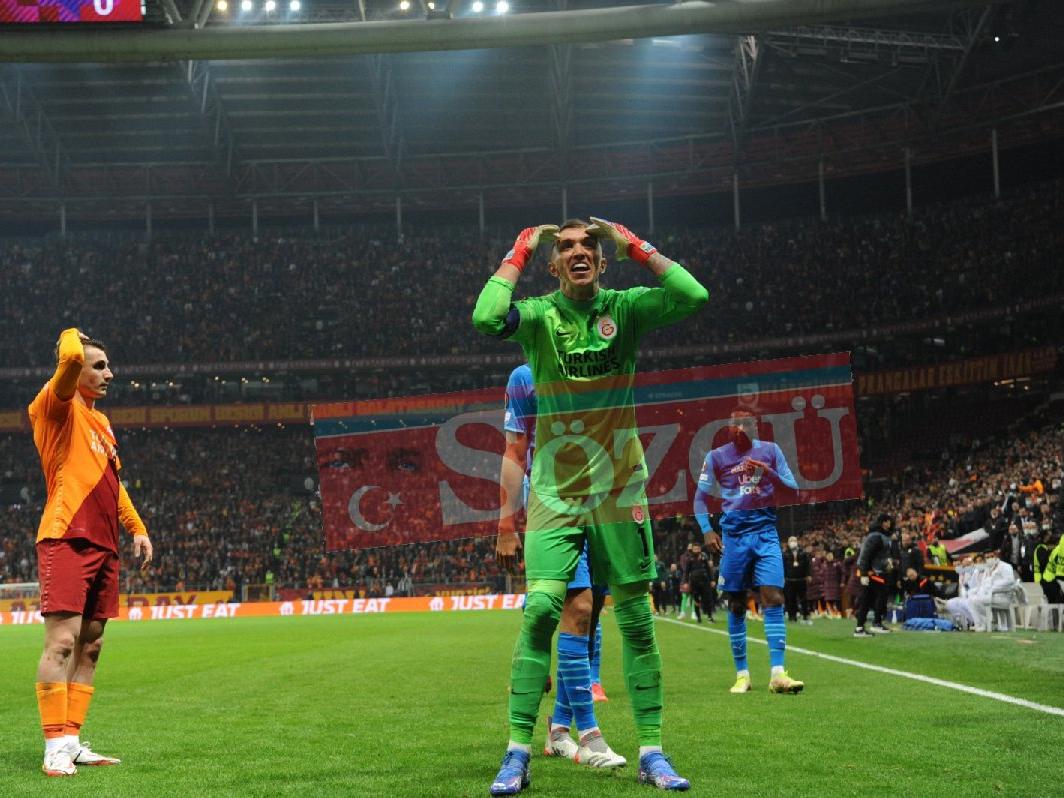 Galatasaray Marsilya maçında sahaya yabancı madde yağdı! Muslera çılgına döndü
