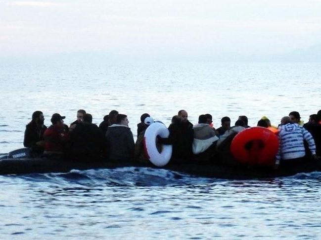 Akdeniz'de mahsur kalan 296 göçmen kurtarıldı