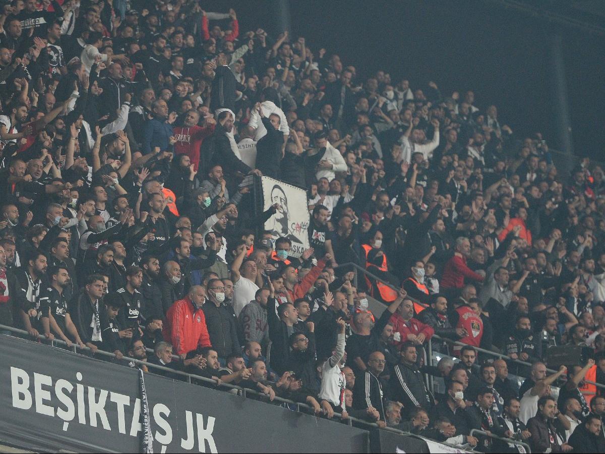 Beşiktaş'ta protesto! Tüm takıma tepki, tek isme destek