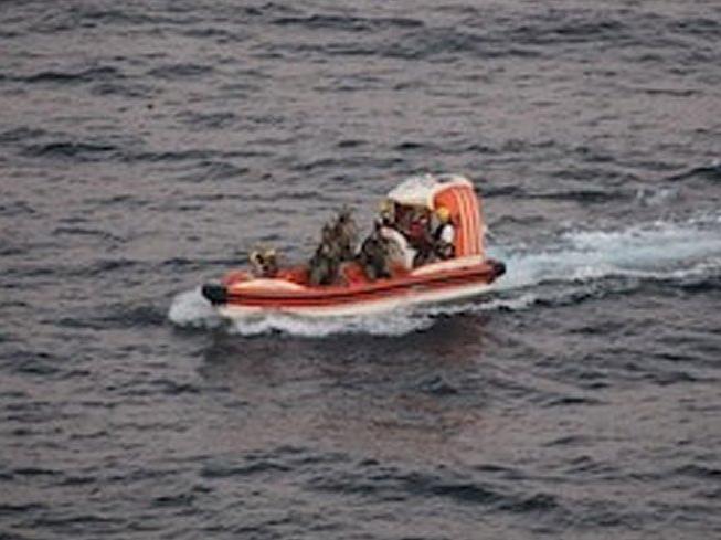ABD Donanması, Umman Körfezi’nde 2 İranlı balıkçıyı kurtardı